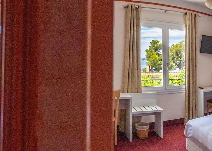 Logis Le Provencal Hotel