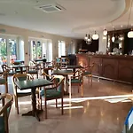 Logis Le Provencal Rest Les Muriers Hotel Les Issambres