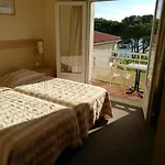 Logis Le Provencal Rest Les Muriers לס איסאמברה